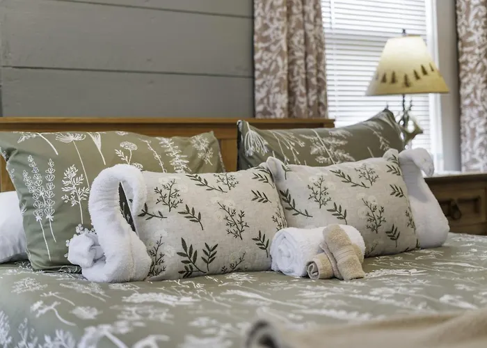 4 Queen Beds High Speed Wifi Private Parking *