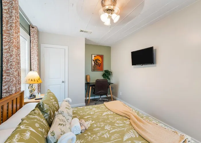 4 Queen Beds High Speed Wifi Private Parking Holiday home *