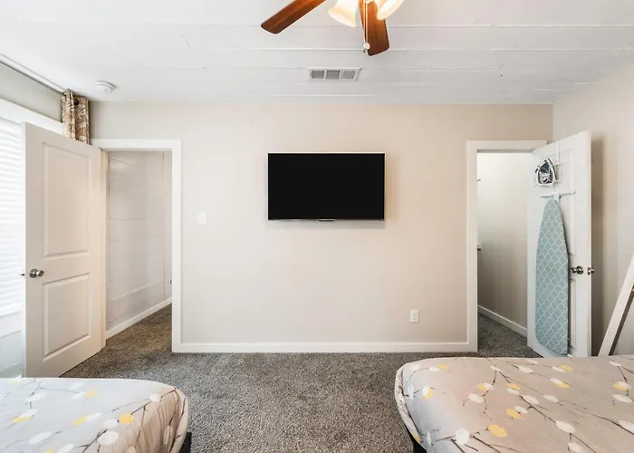 4 Queen Beds High Speed Wifi Private Parking *