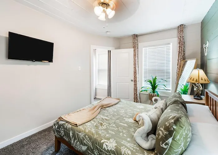 Holiday home 4 Queen Beds High Speed Wifi Private Parking *
